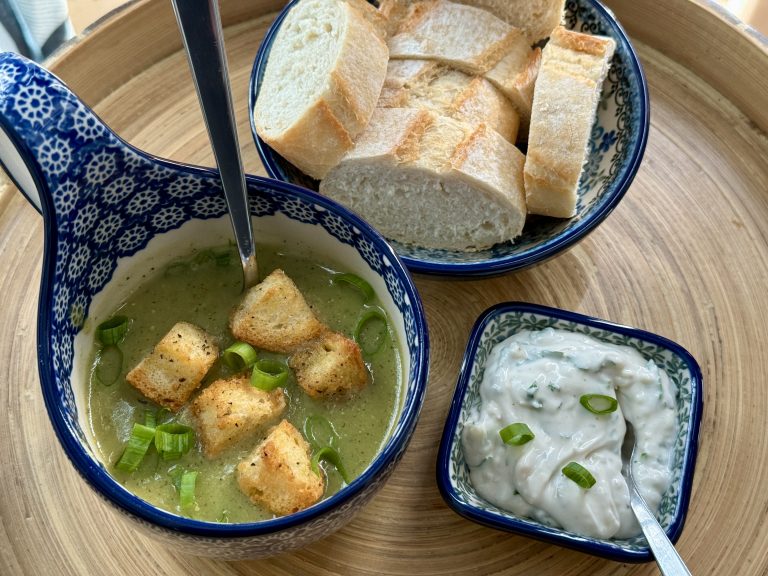 Bunzlau soepkom met courgettesoep, zelfgemaakte croutons en een kruidencrème