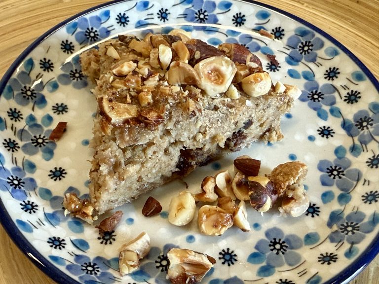 Een Bunzlau gebaksbordje met daarop een puntje appel-banaancake met kaneel en kardemom