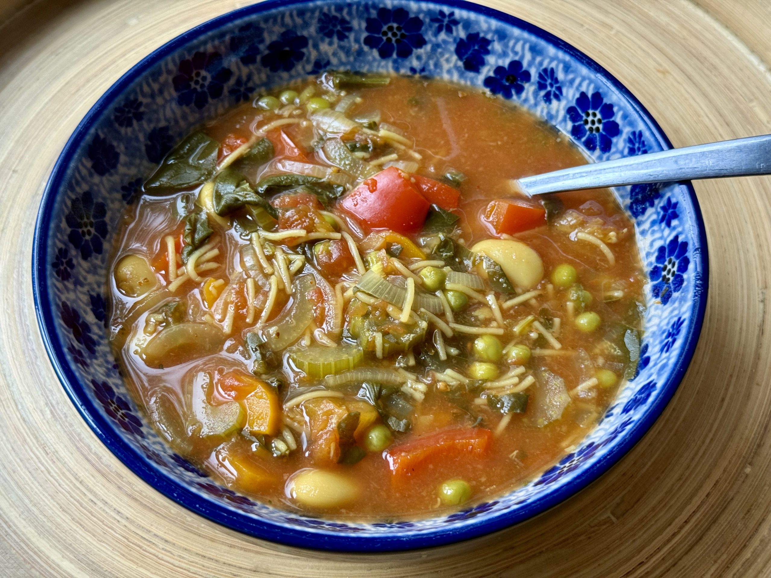 Pittige soep met groenten en bonen in een Bunzlau schaal