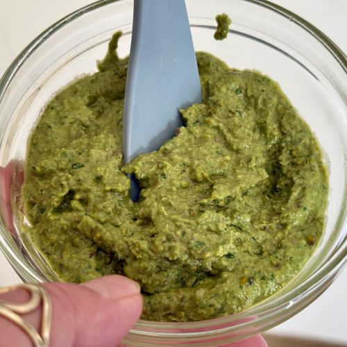 Een glazen schaaltje met basilicum-pistachepesto