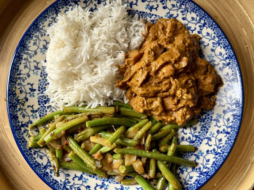 Bunzlau bord met jackfruit rendang, pittige boontjes en heerlijke basmati rijst