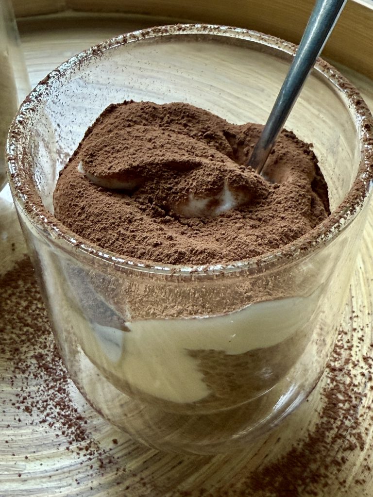 Een glaasje met chiamisu. Dat is tiramisu gemaakt van chiazaad.