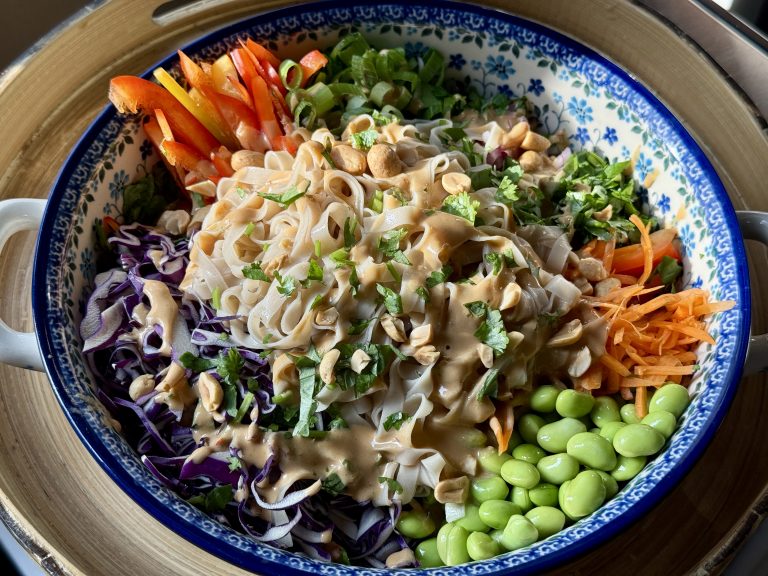 Grote schaal met ingrediënten voor Thaise noedelsalade, vlak voor het mengen