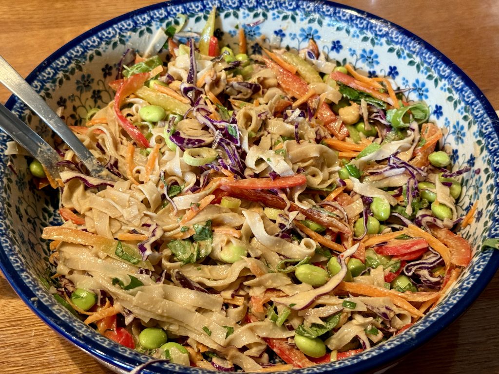 Thaise noedelsalade met romige pindadressing