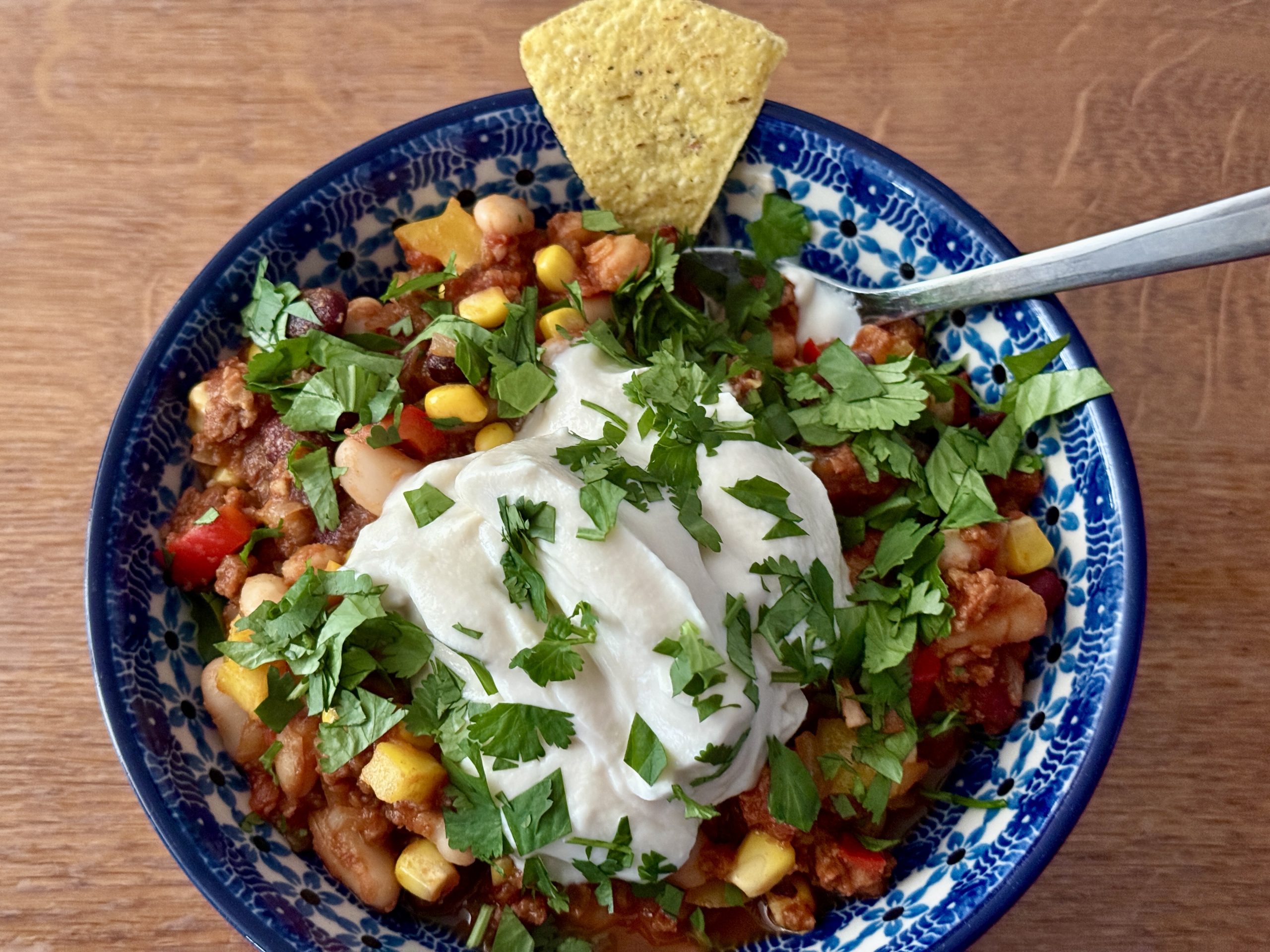Bunzlau schaal met chili sin carne, bomvol eiwit