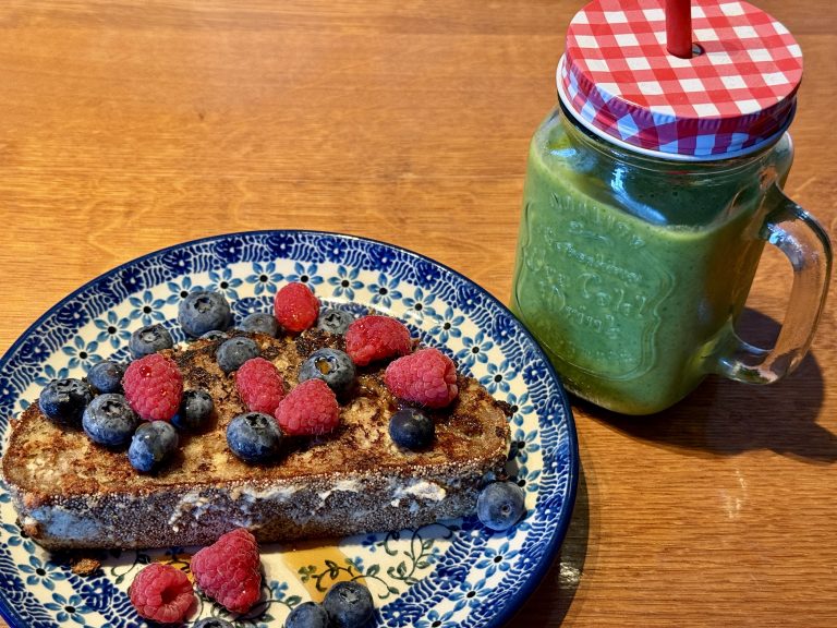 Bunzlau bord met daarop een wentelteefje met frambozen en blauwe bessen