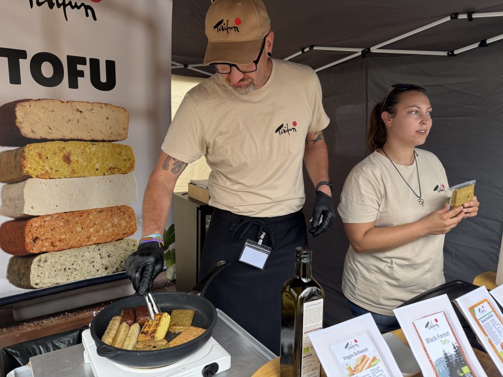 Kraam met verschillende soorten tofu