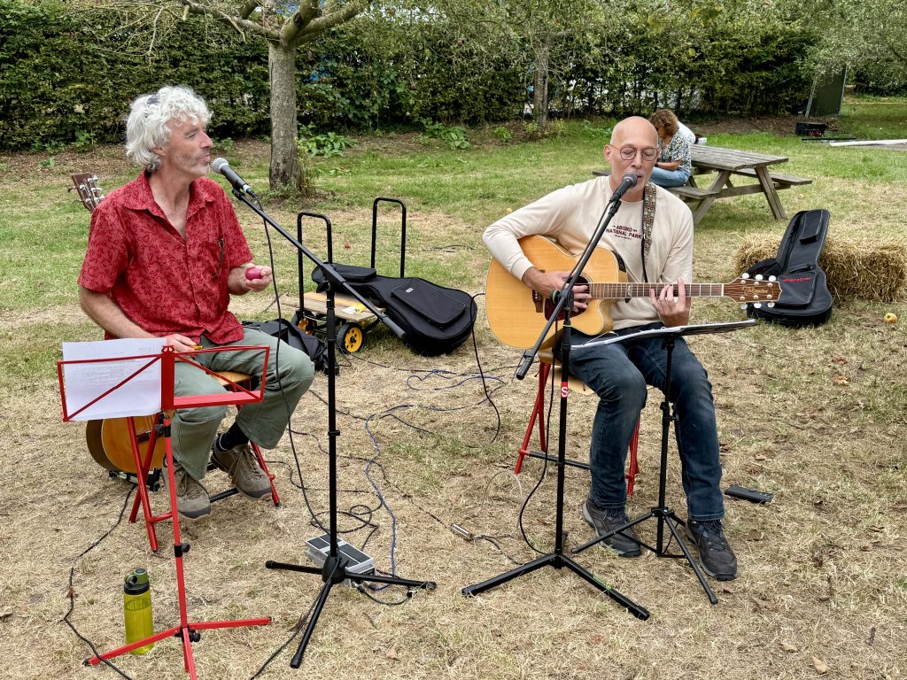 Vrolijk duo met gitaar en zang