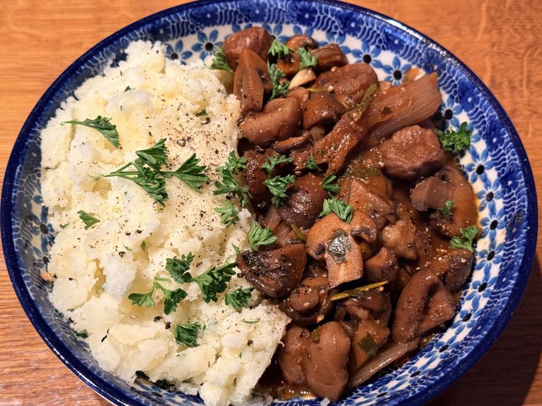 Hartige herfststoof met rode wijn, paddenstoelen en kastanjes
