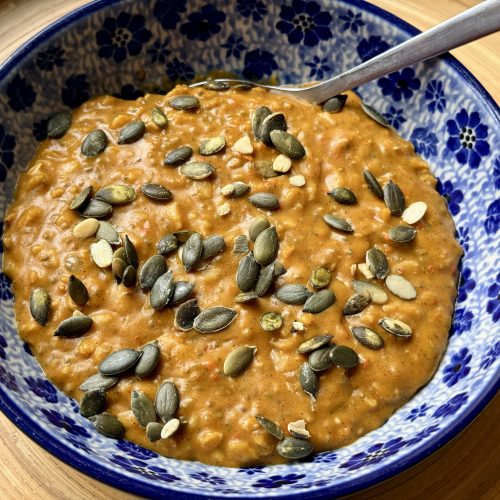 Romige haverpap met geroosterde haikido in een Bunzlau schaal