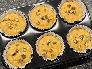 mango muffins in een bakvorm, klaar om de oven in te gaan