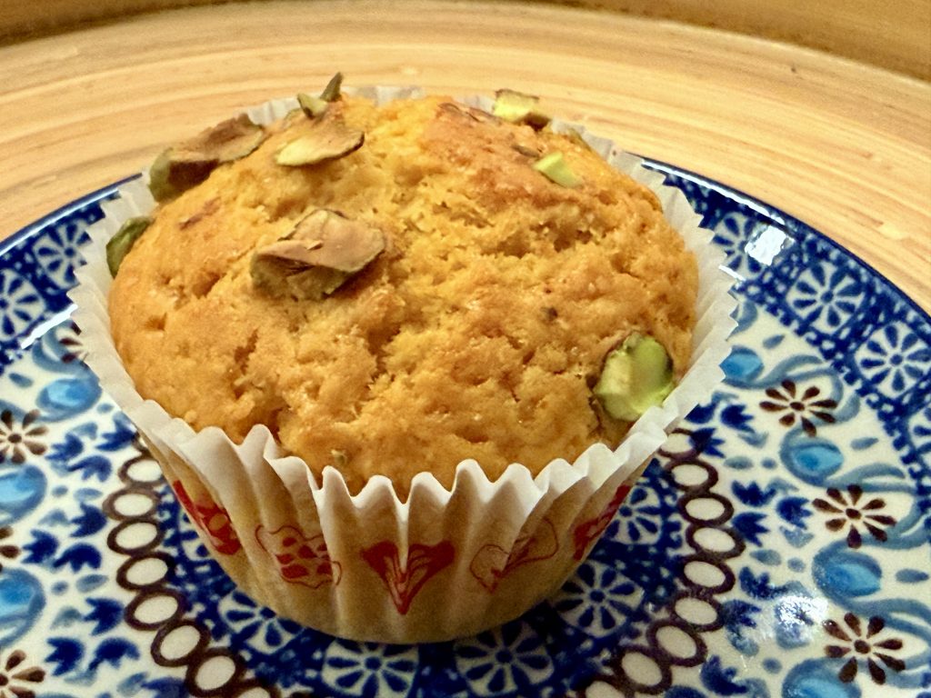 Een mango muffin op een Bunzlau bordje