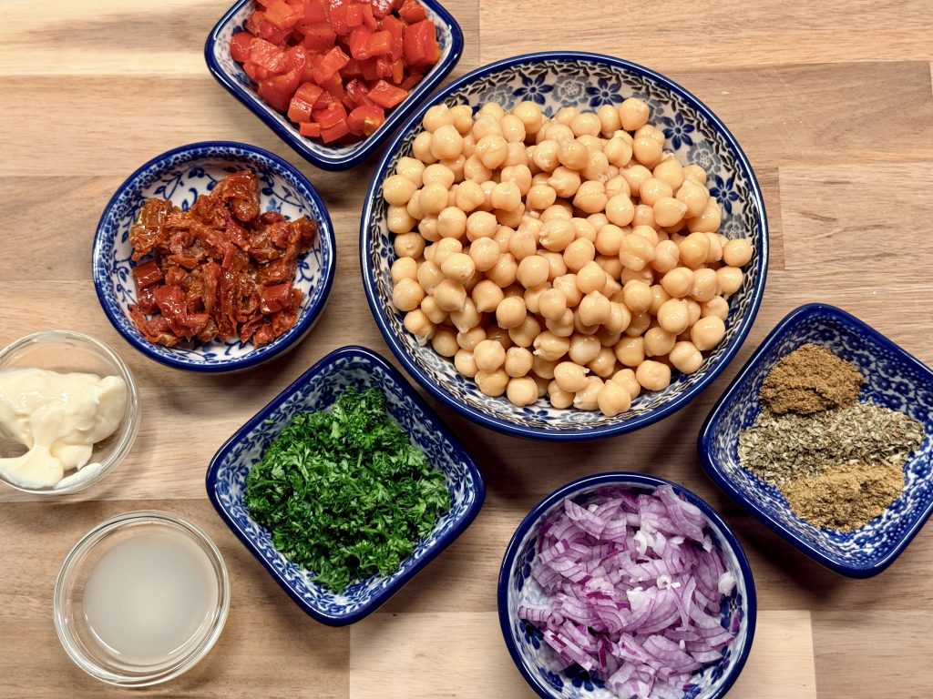 alle ingredienten voor een sandwich geplette kikkererwten