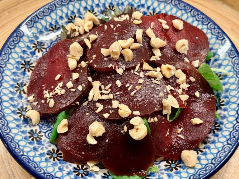 Carpaccio van bieten op een bedje sla