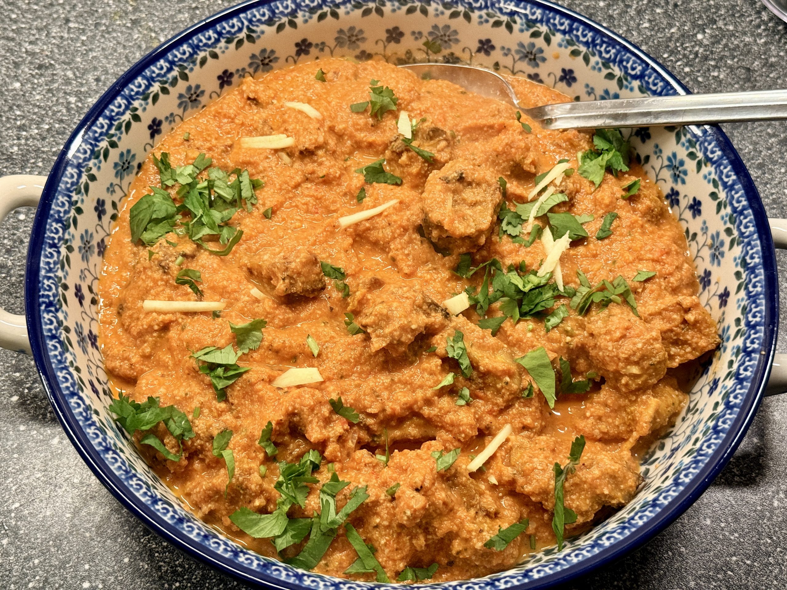 Een Bunzlau schaal met butter tofu