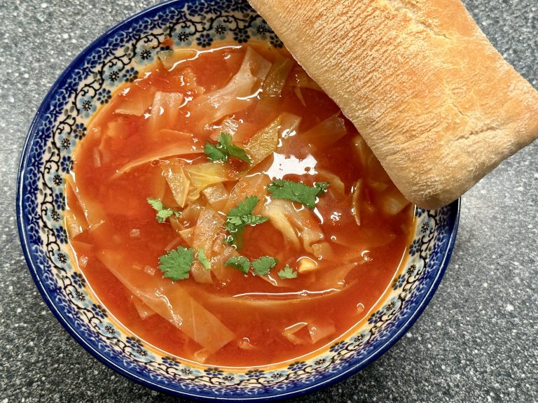 Bunzlau kom met spitskoolsoep en een ciabatta