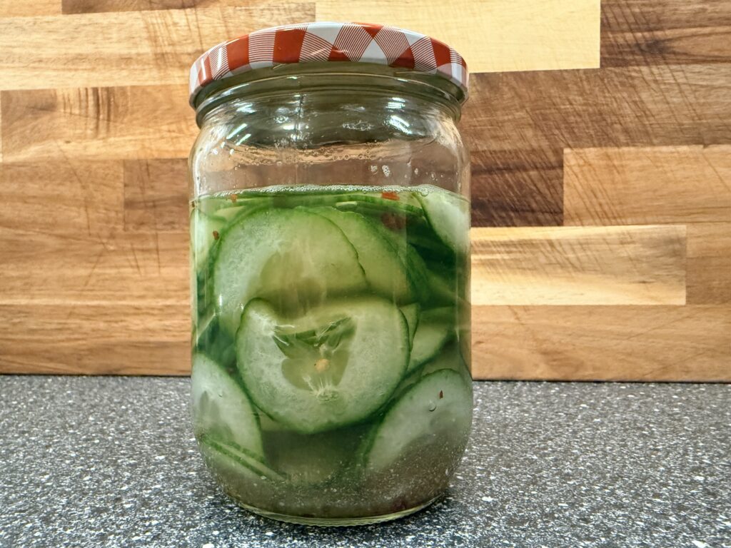 Pot met tsukemono komkommer