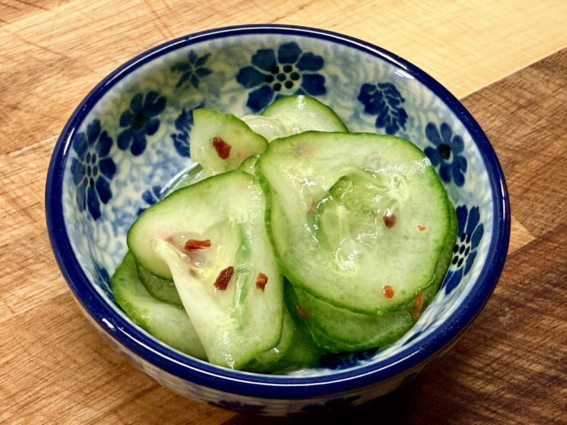 Bunzlau schaaltje met tsukemono komkommer