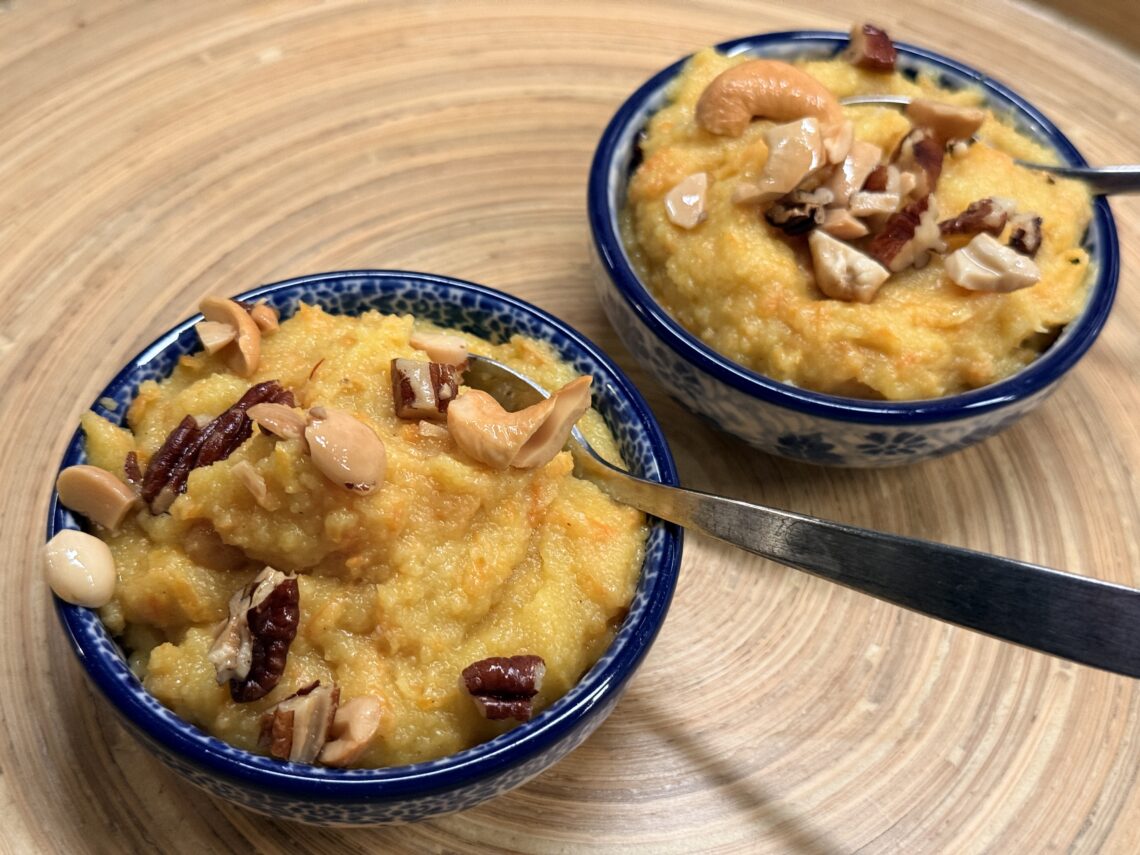Twee Bunzlau schaaltjes met daarin een mix van twee soorten halwa, Indiase pudding