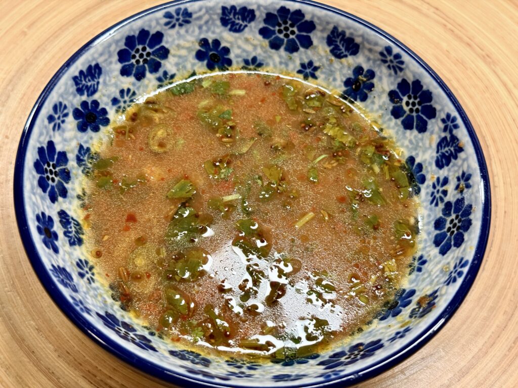 Een Bunzlau schaalt met rasam