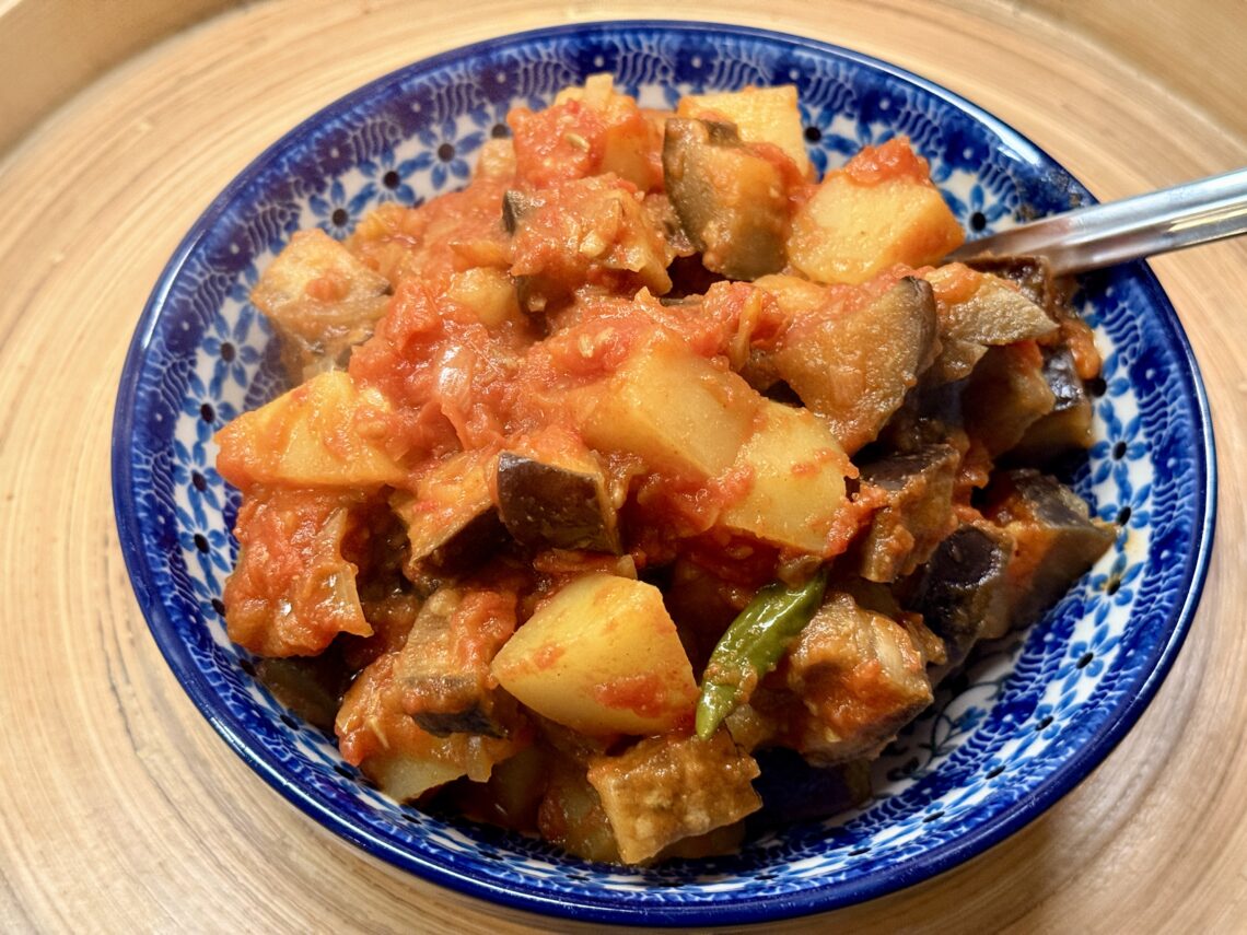 Bunzlau schaal gevuld met aardappel-auberginecurry
