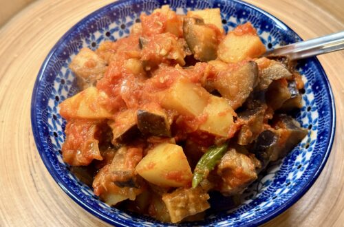 Bunzlau schaal gevuld met aardappel-auberginecurry