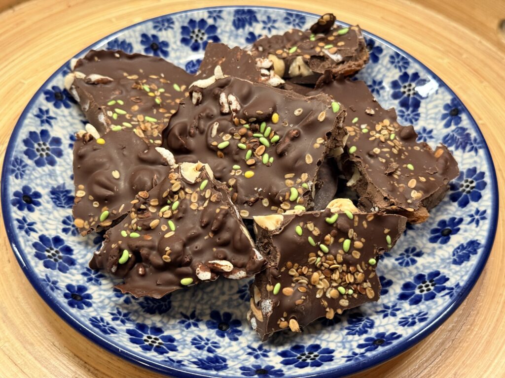 Luchtige chocolade bark met knapperige verrassingen (uit de airfryer!)