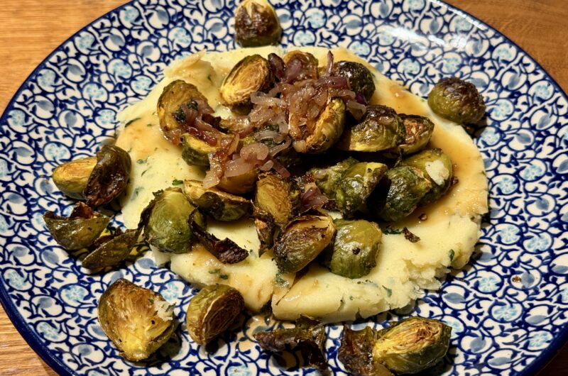 Pompoenpuree met geroosterde spruitjes en gekarameliseerde uien
