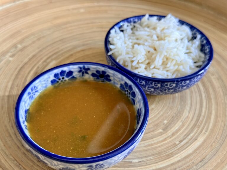 Tomaten-tamarinde rasam — de zure, pittige soep uit Zuid-India die alles beter maakt
