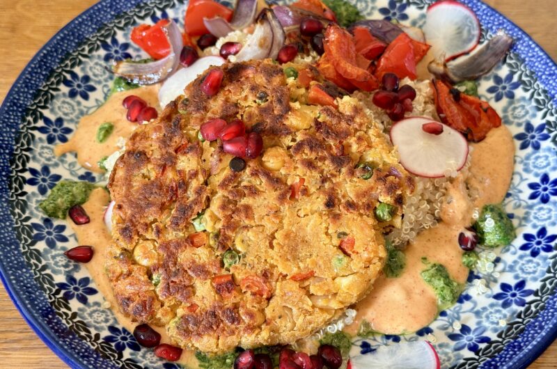 Quinoa met gegrilde groenten en kruidige kikkererwtenkoekjes