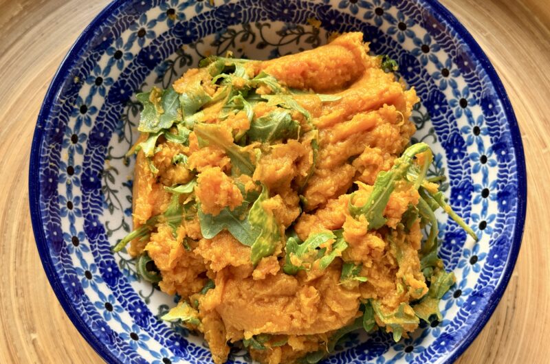 Zoete aardappelstamp met rucola